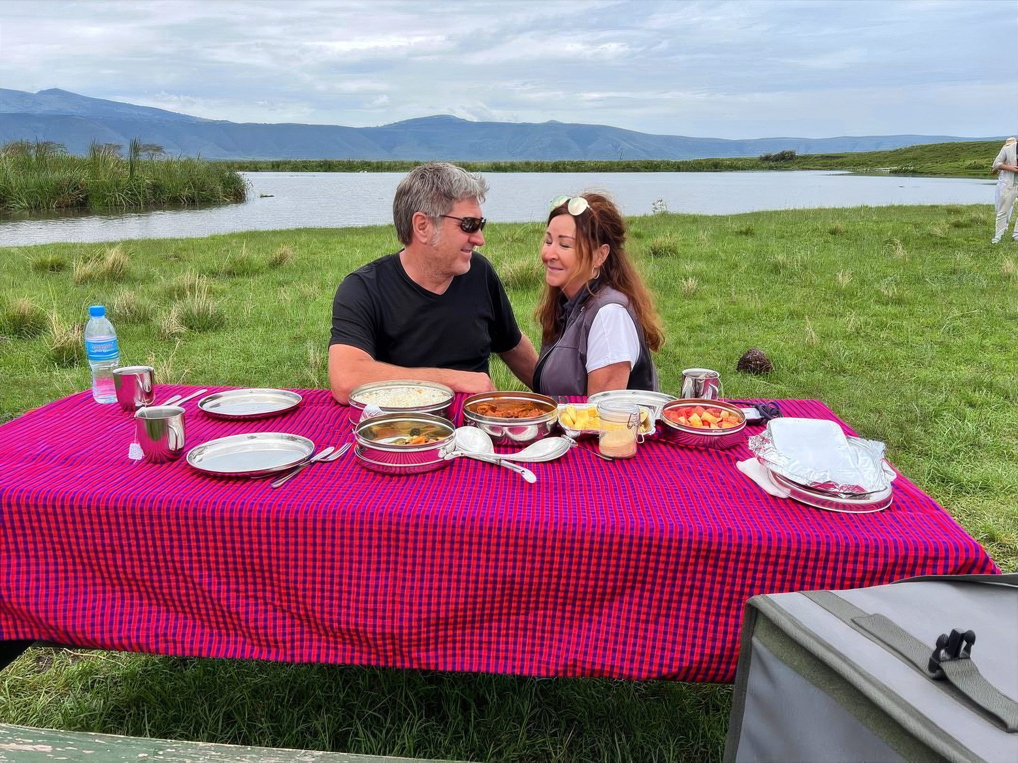 Pareja de picnic junto al lago