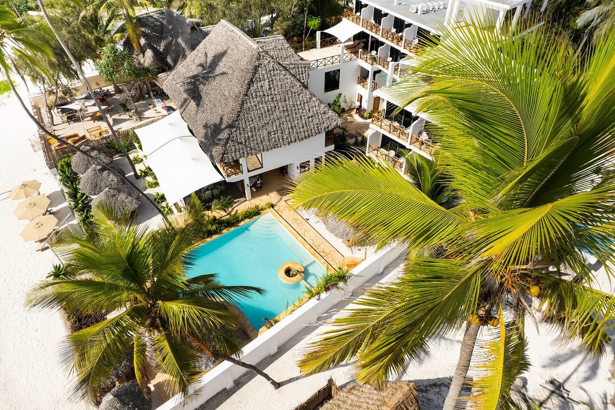 Anlage mit Pool und Palmen aus der Luft