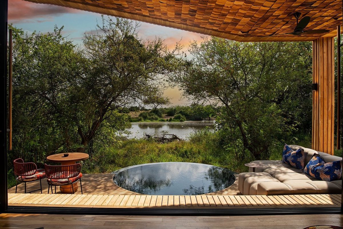 Terrasse mit Rundpool, Sitzecke und Blick auf den Fluss