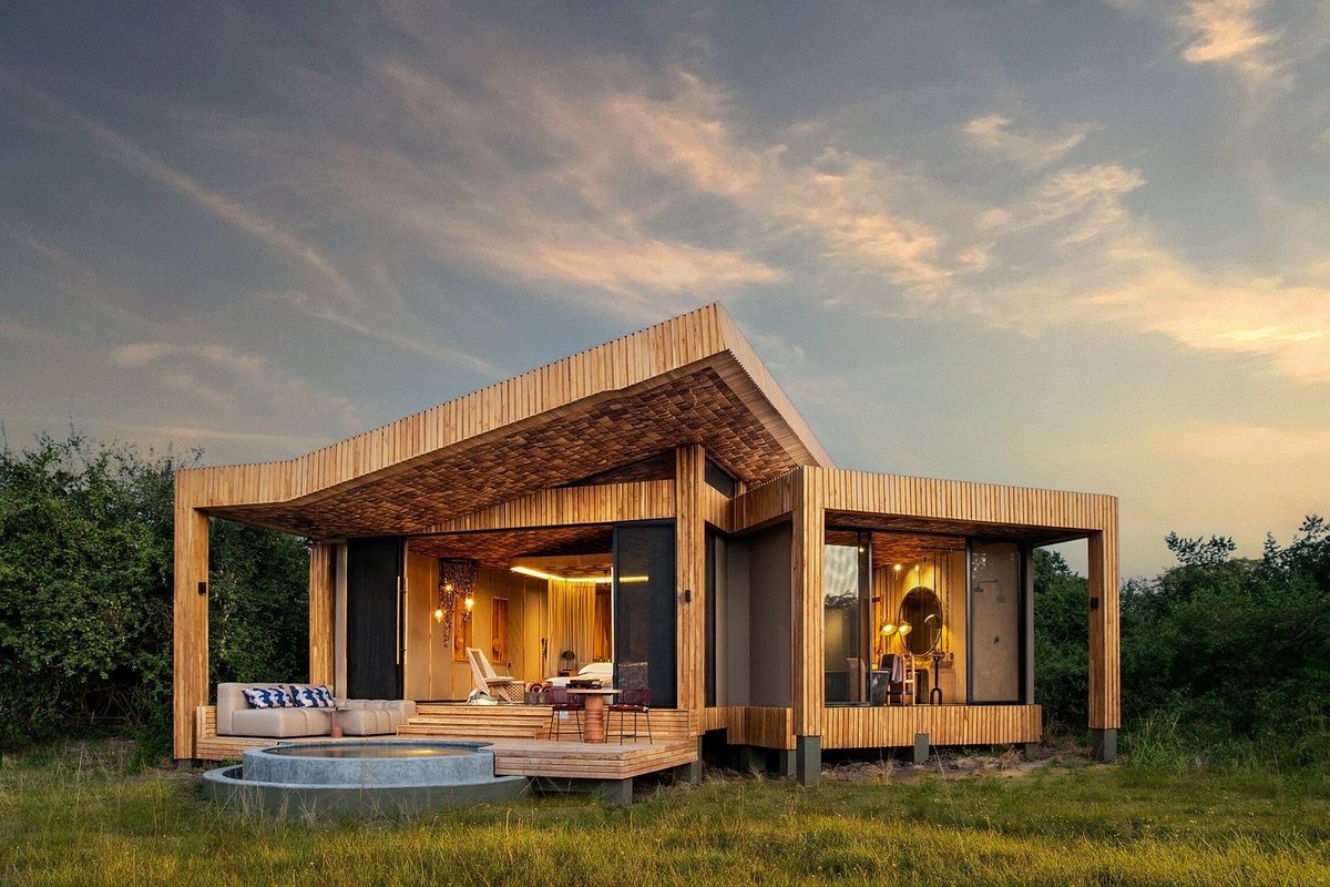 Holzbau der Lodge mit Terrasse unter Abendhimmel
