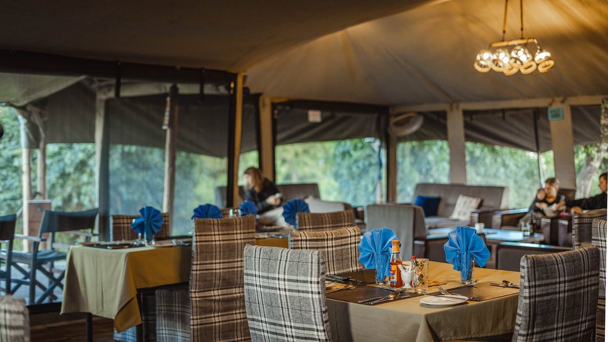 Restaurantzelt mit gedeckten Tischen im Ngorongoro-Schutzgebiet