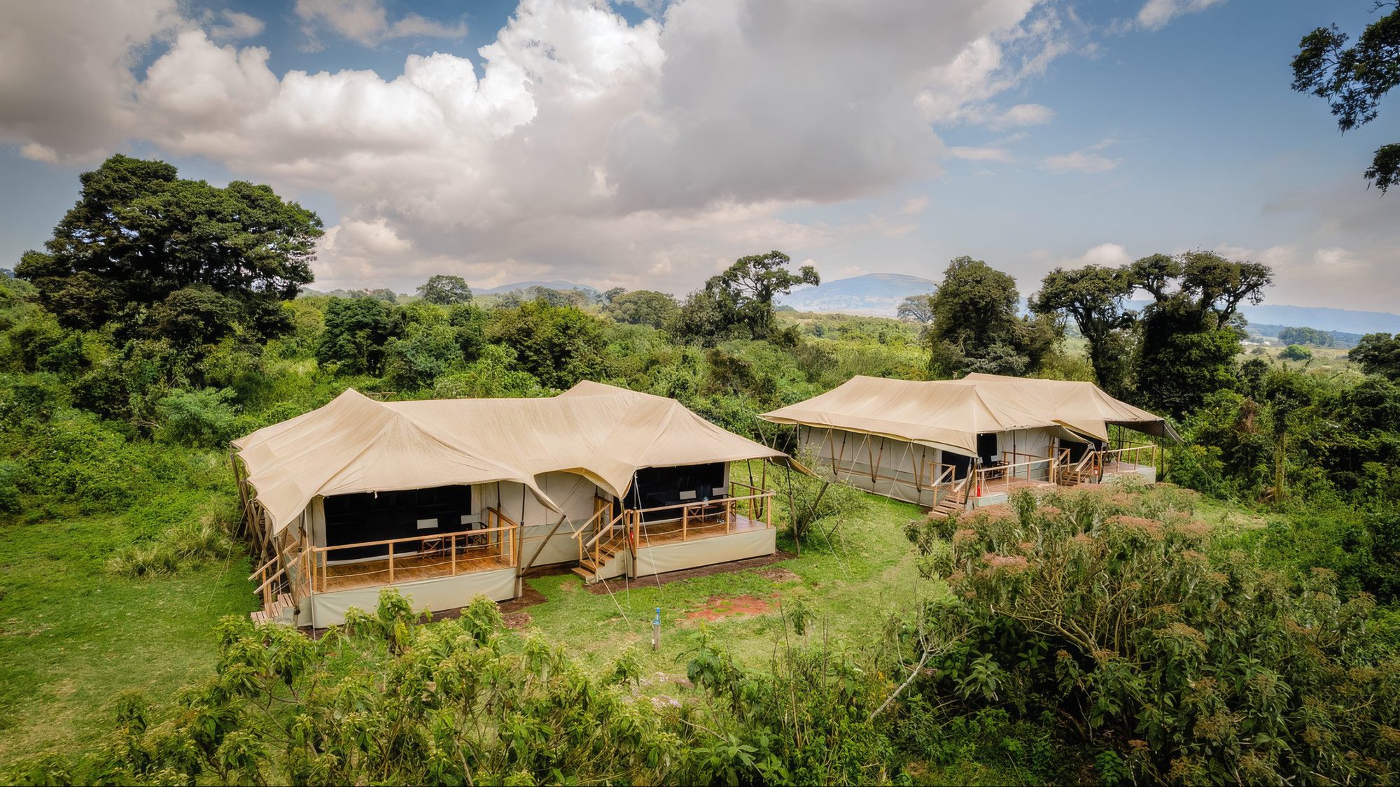 Zelte des Ang’ata Ngorongoro Camp in der Landschaft aus der Luft