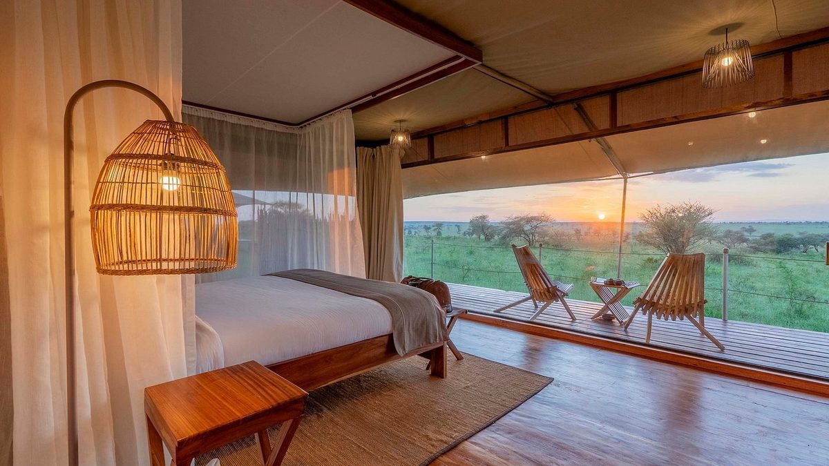 Zeltzimmer mit Bett, Terrasse und Blick auf die Savanne