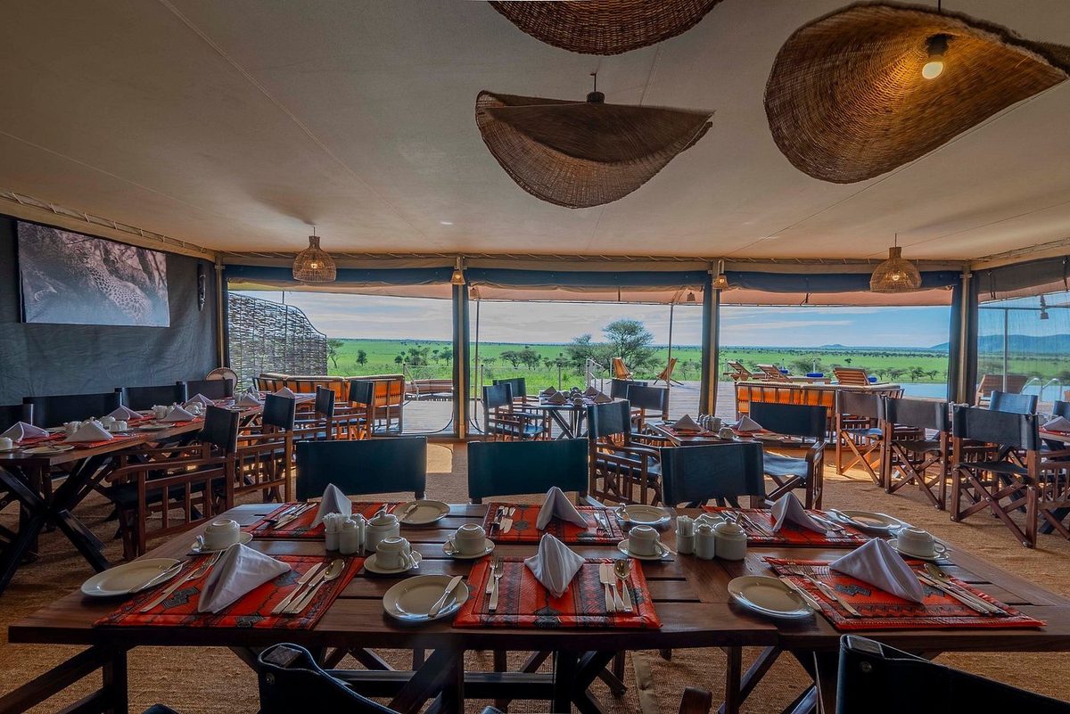 Restaurantzelt mit gedeckter Tafel und Savannenblick