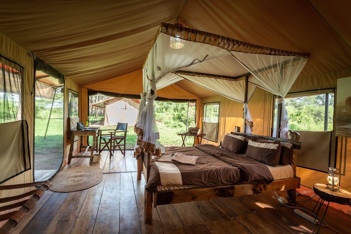 Zeltzimmer innen mit Bett und Terrasse