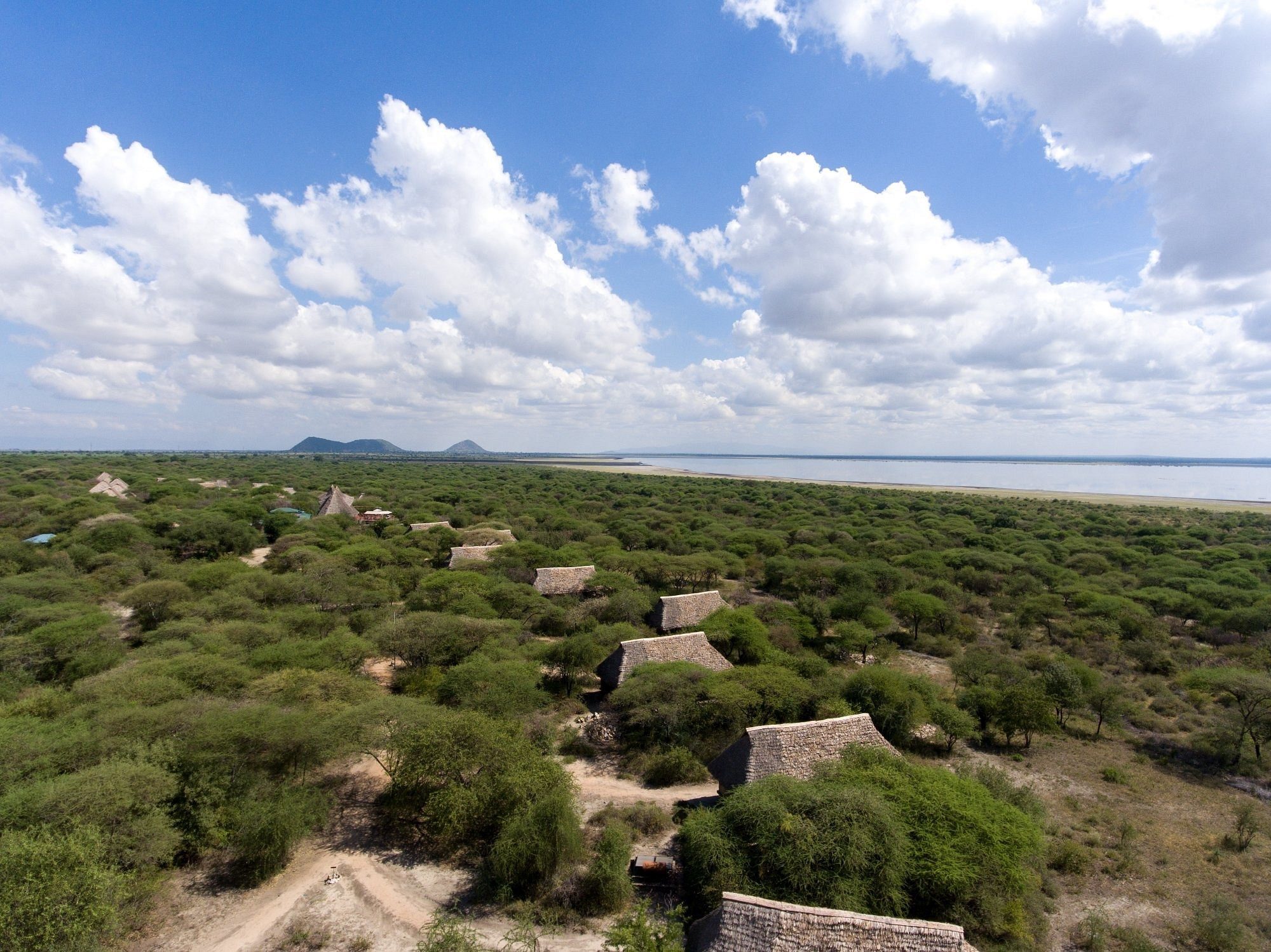 Zeltlager der Burunge Tented Lodge in buschiger Landschaft am Lake Burunge