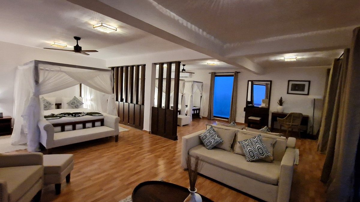 Zimmer innen mit Baldachinbett und Sitzbereich
