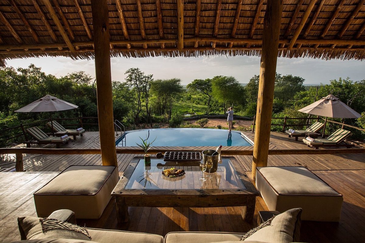 Terraza cubierta con piscina y vistas a la sabana