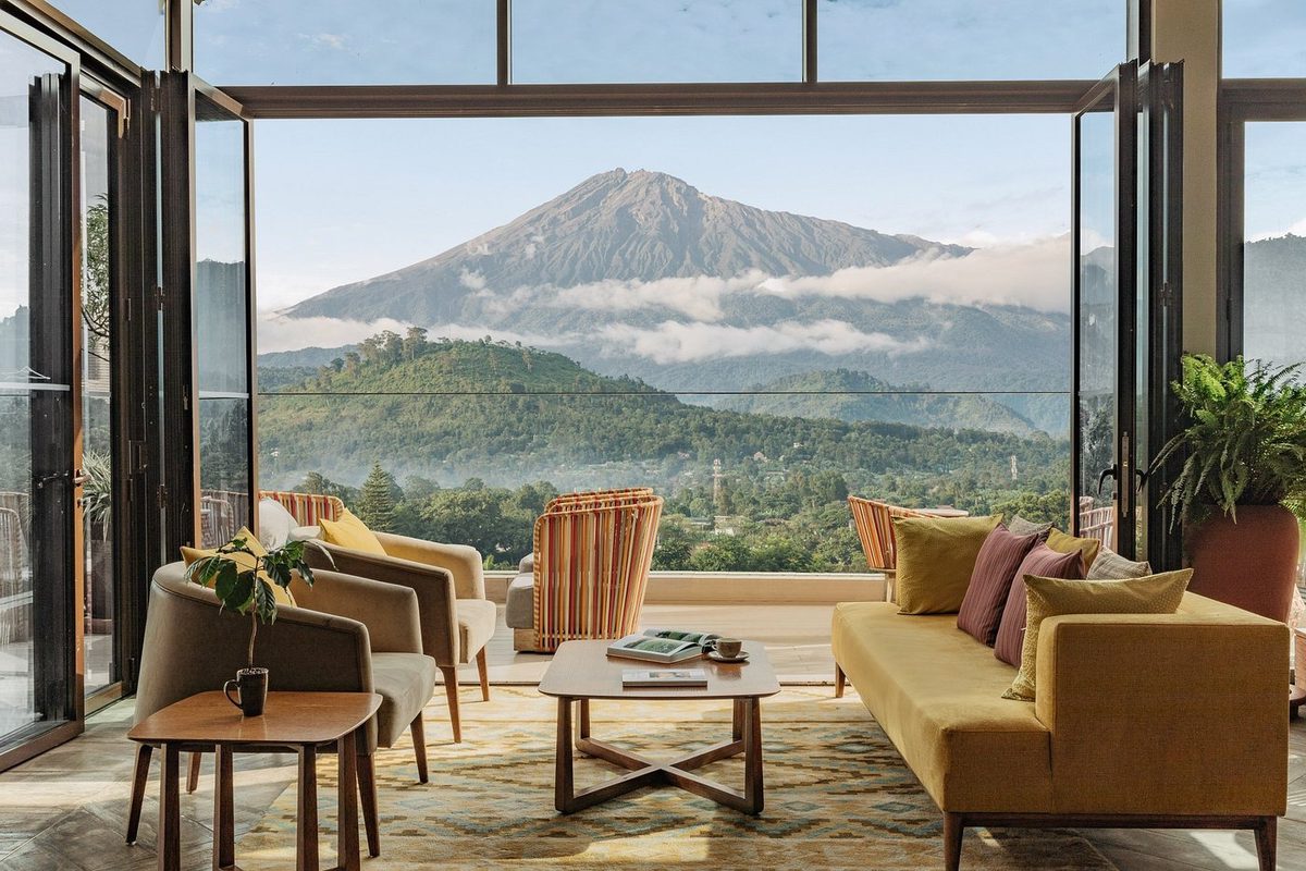 Lounge mit Panoramafenster und Blick auf einen Berg