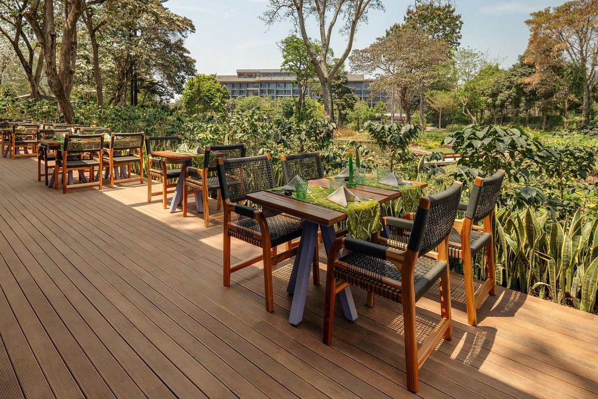 Terrasse mit Tisch und Stühlen im Grünen
