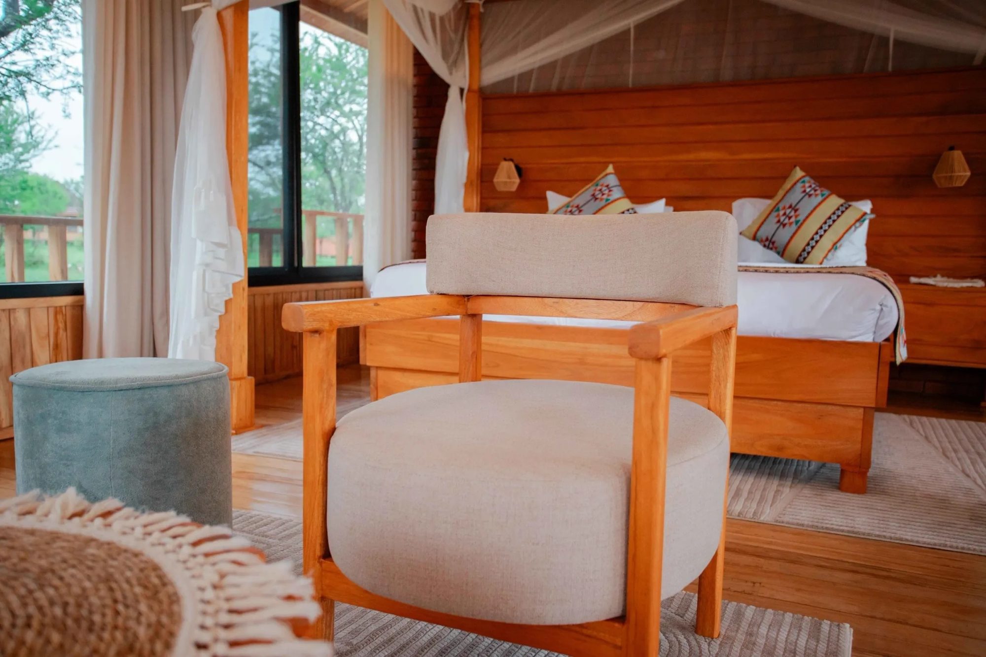 Zimmer mit Bett, Sessel und Holzvertäfelung
