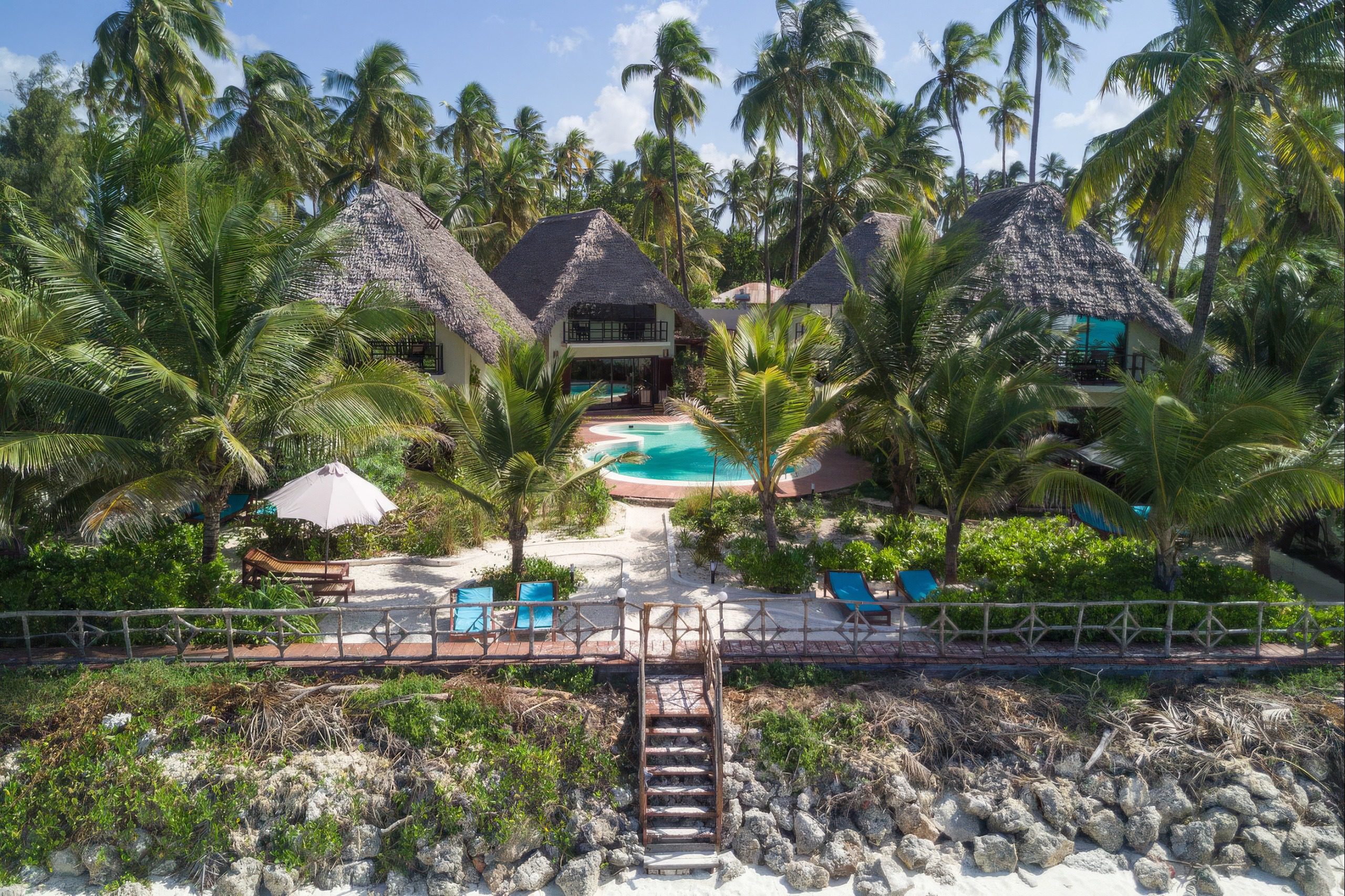 Villenanlage der Jambiani Villas mit Pool und Palmen aus der Luft