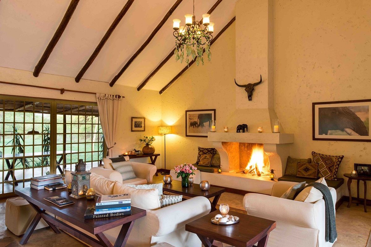 Wohnzimmer innen mit Kamin und Sofas