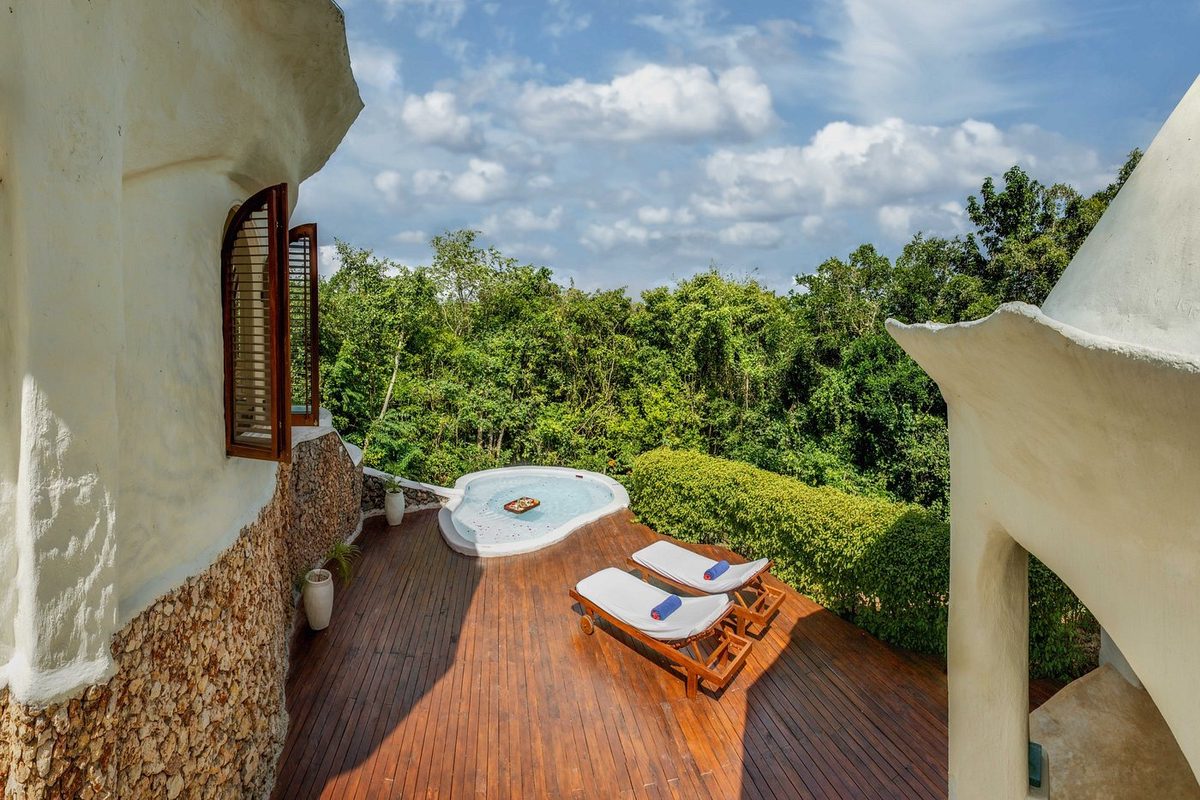 Pool-Terrasse in ungewöhnlicher Architektur mit Blick auf Vegetation
