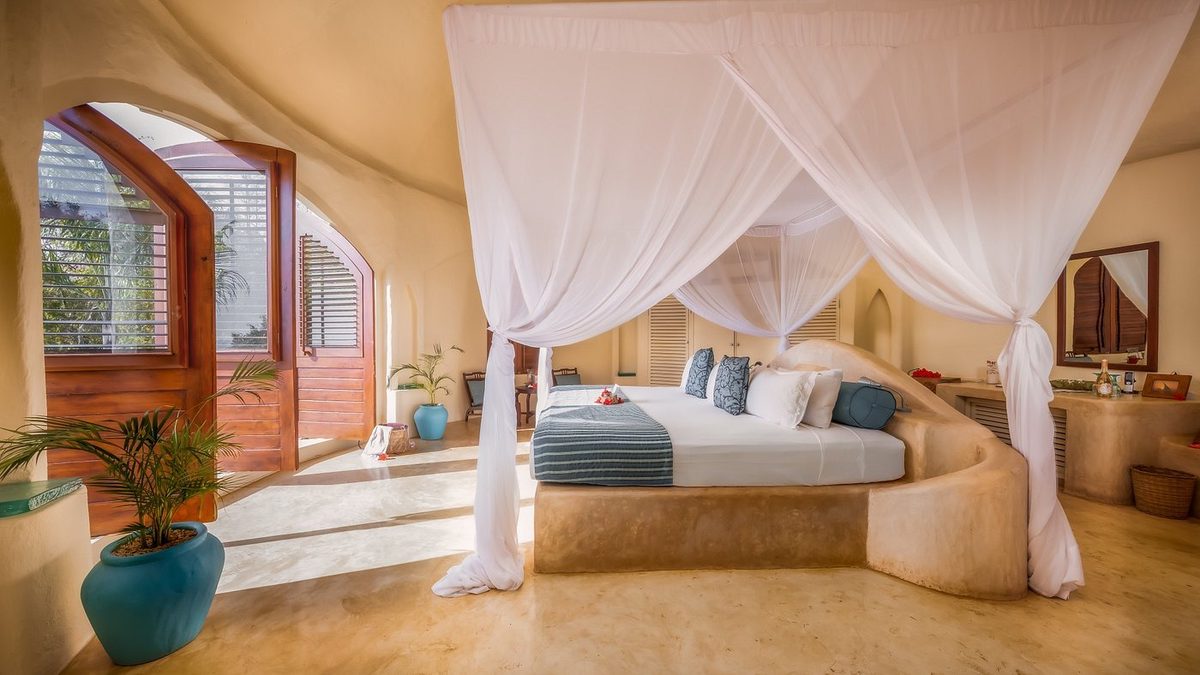 Zimmer innen mit Rundbett und Moskitonetz