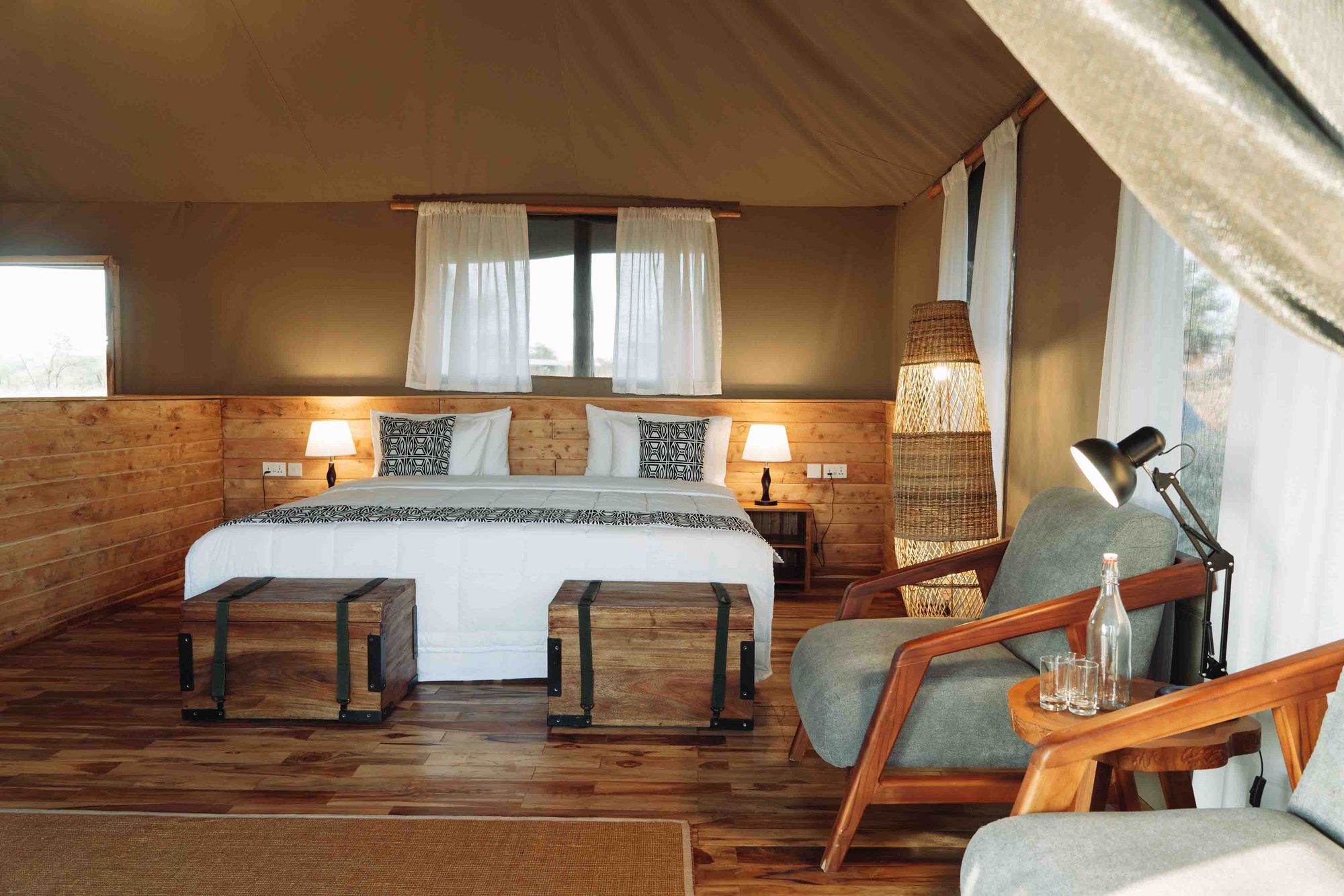Tienda en el Kiriche Luxury Camp con cama y zona de estar