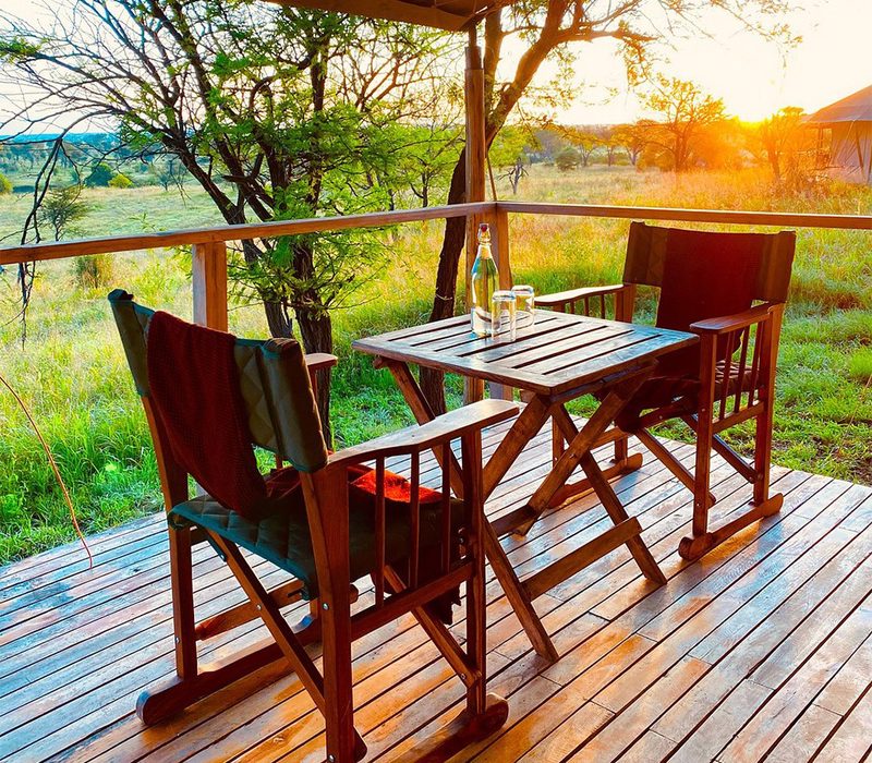 Terraza con mesa y sillas al amanecer