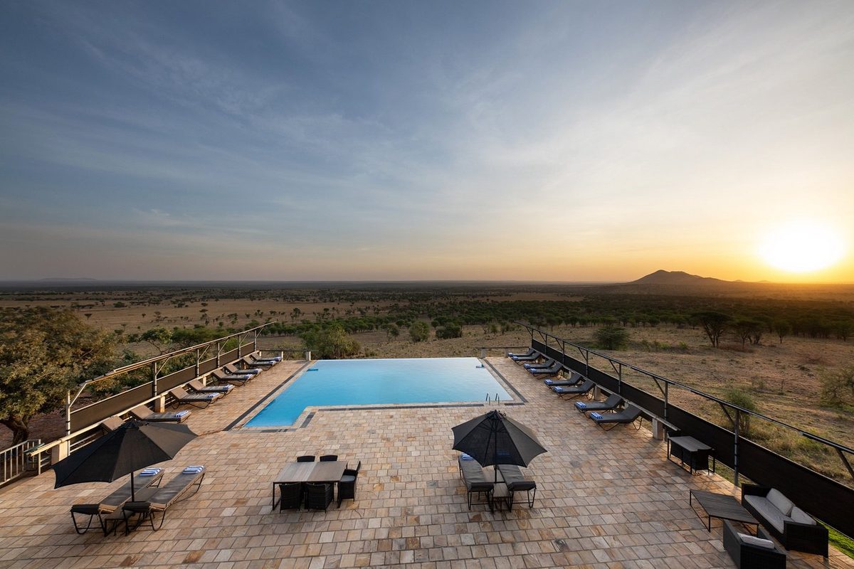 Pool-Terrasse mit Liegen bei Sonnenuntergang in der Serengeti