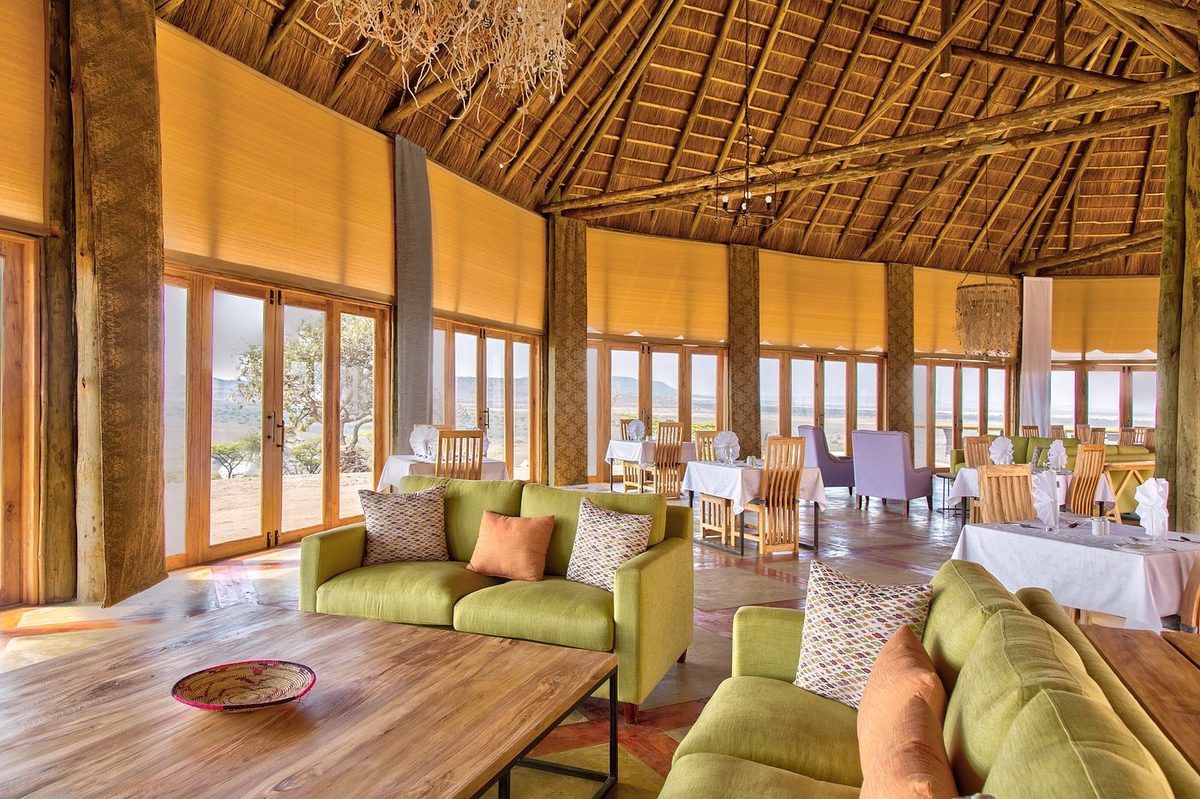 Lounge innen mit Sofas und Panoramafenstern