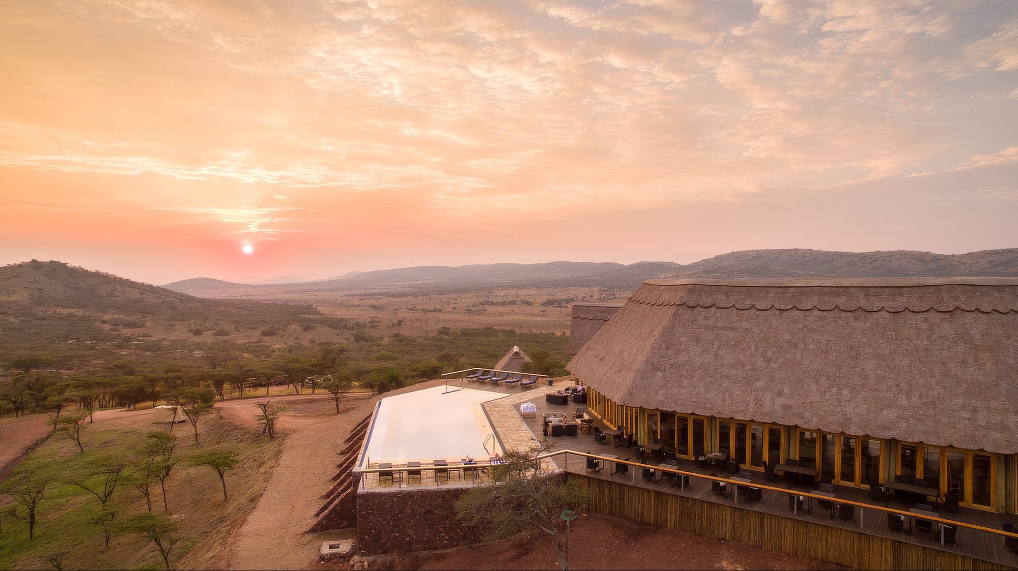 Lodge-Gebäude der Lahia Tented Lodge bei Sonnenuntergang in der Savanne