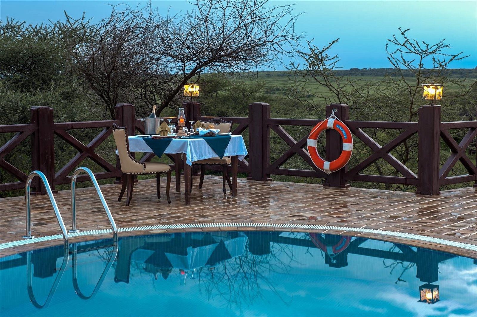 Pool-Terrasse mit gedecktem Tisch und Rettungsring