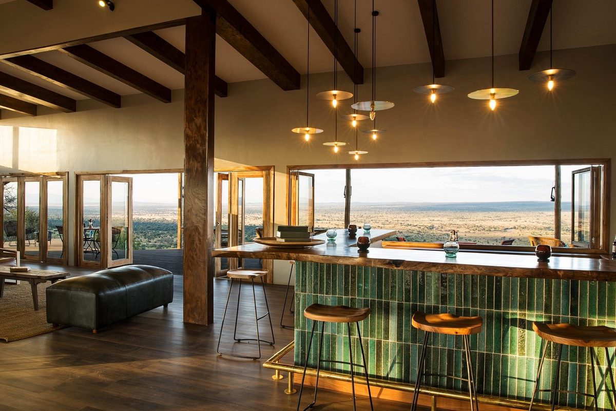 Bar-salón con ventana panorámica y vistas a la sabana