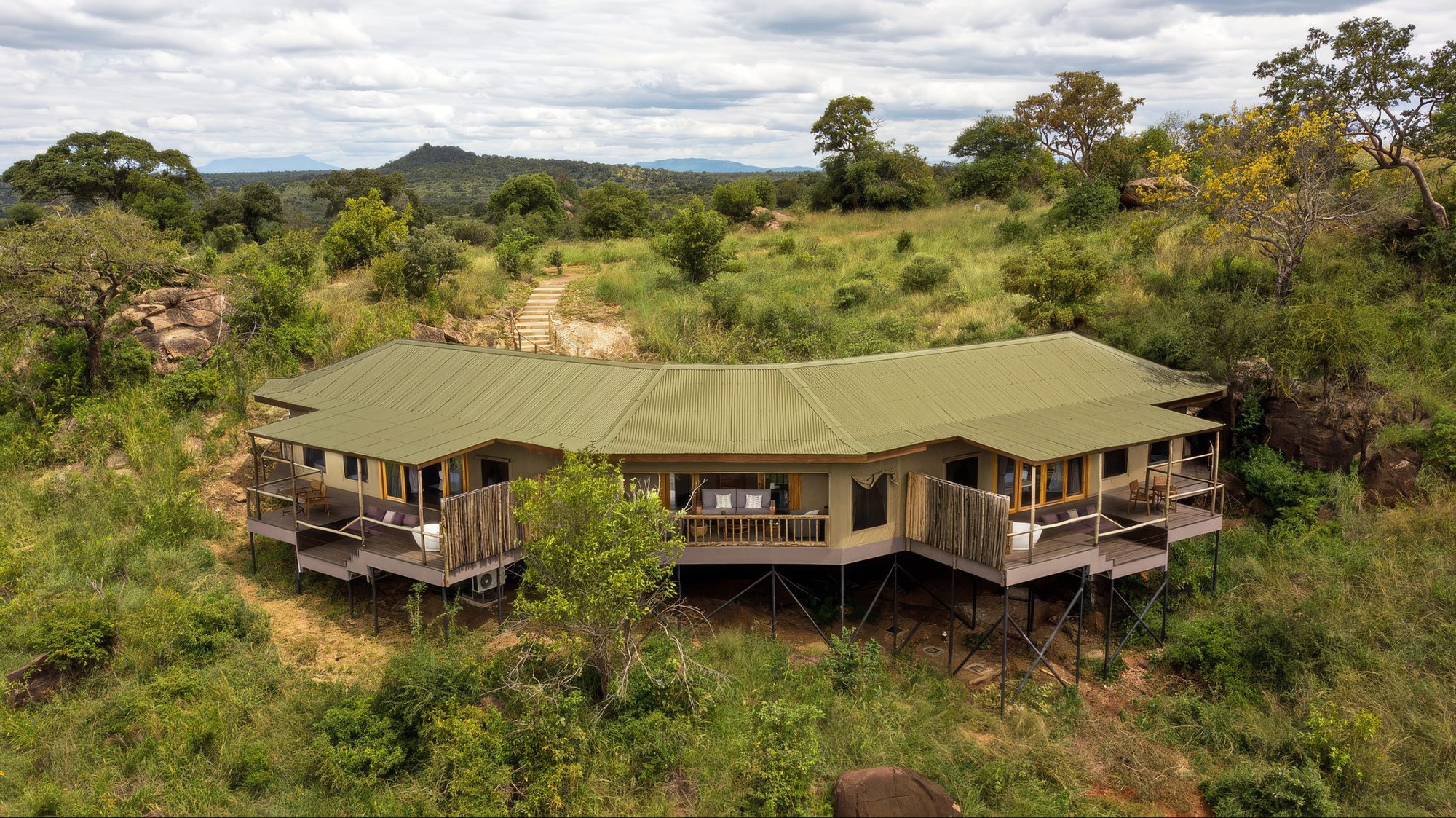 Lodge de tiendas de Lemala Mpingo Ridge sobre una colina en la sabana