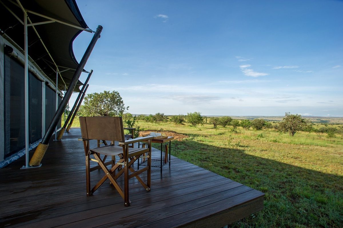 Terrace with table, chairs and views of the savannah