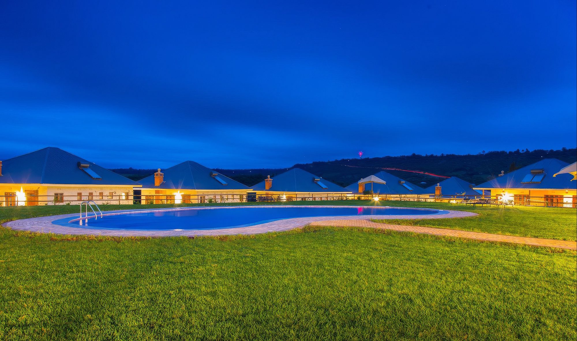 Edificio del lodge de la Marera Valley Lodge con piscina de noche