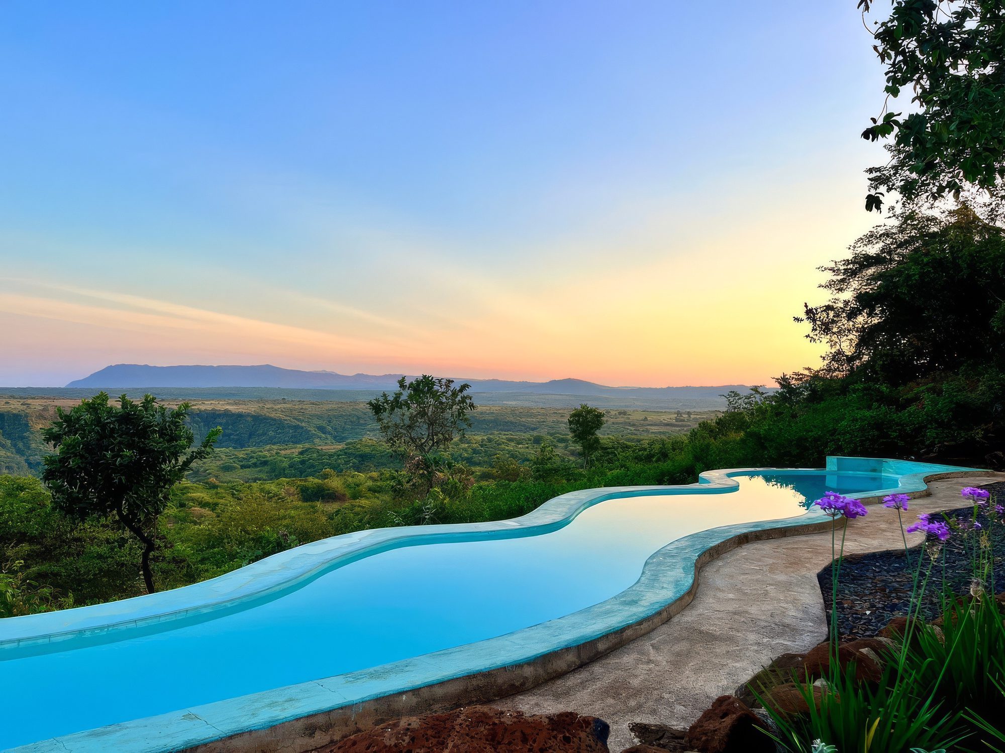 Pool am Hang der Mawe Mawe Manyara Lodge bei Sonnenuntergang