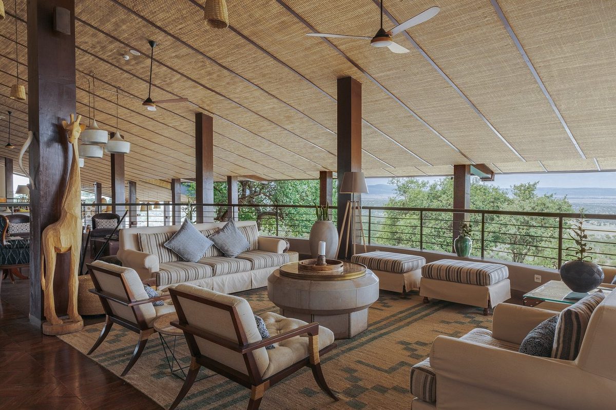 Lounge mit Giraffenskulptur, Sitzmöbeln und Terrassenblick