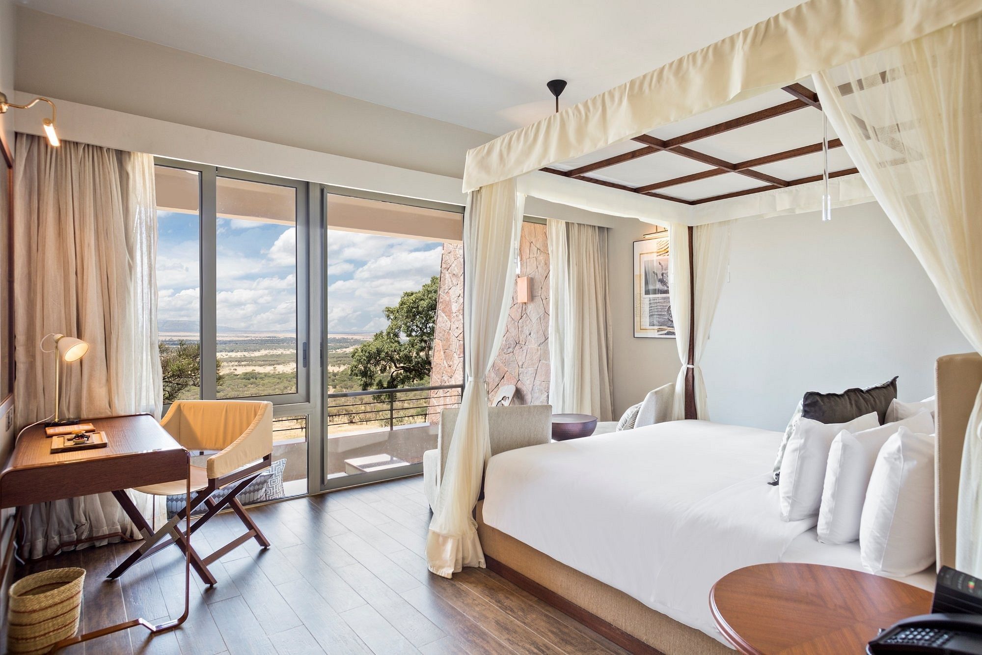 Zimmer innen mit Baldachinbett und Panoramablick