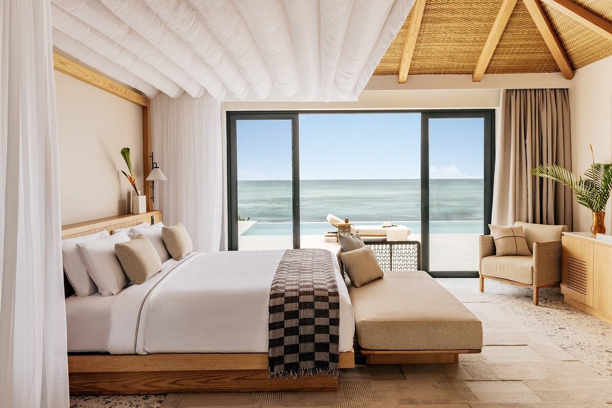 Zimmer mit Bett, Terrasse und Blick aufs Meer