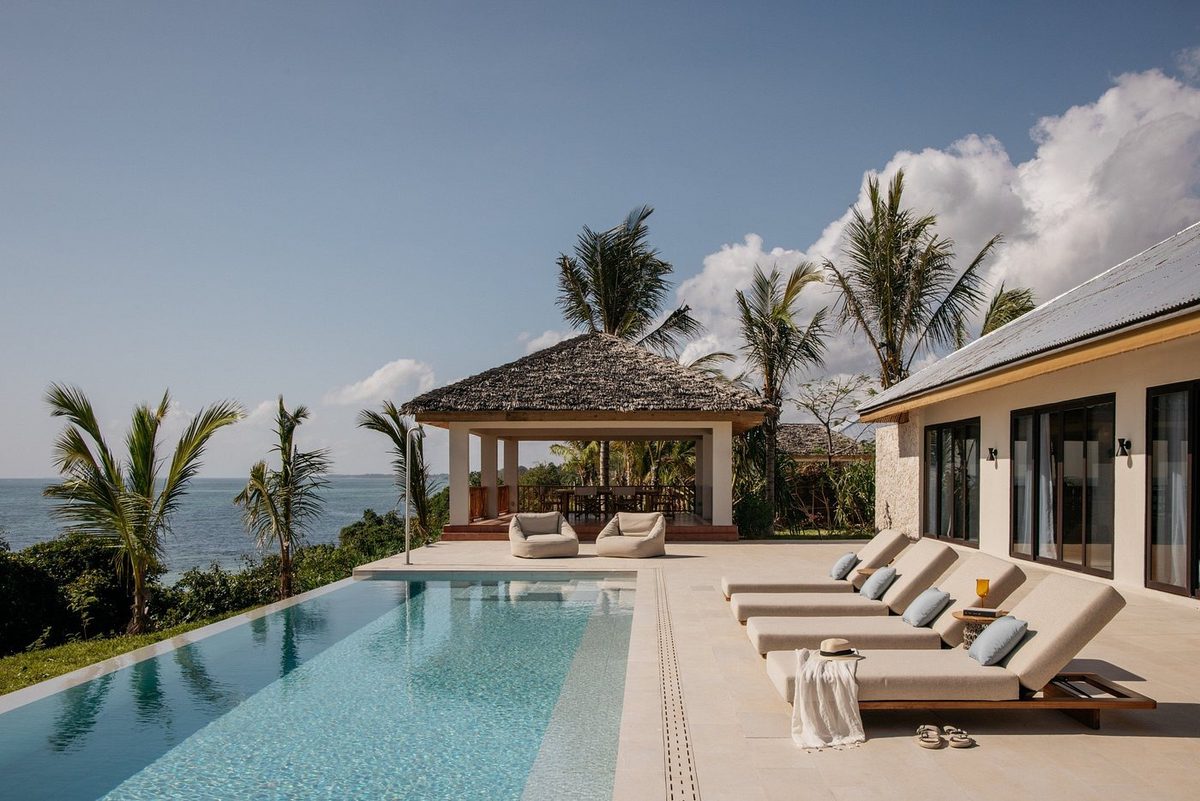 Pool-Terrasse mit Pavillon, Palmen und Meerblick