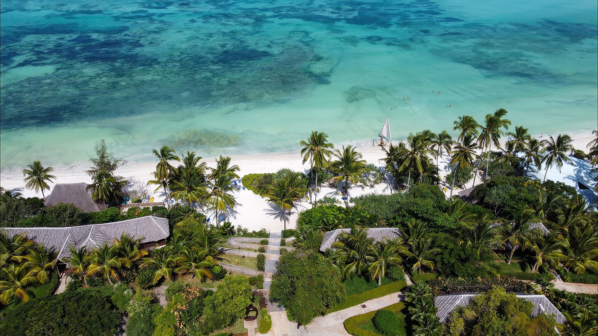 Complejo de Meliá Zanzibar en la playa con mar turquesa