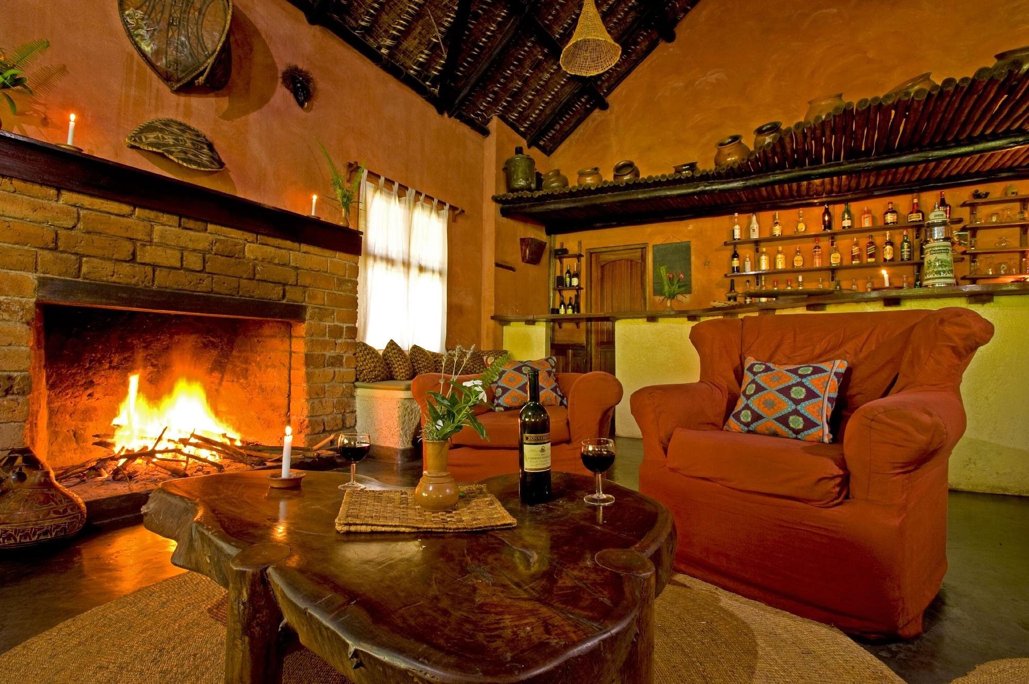 Wohnzimmer innen mit Kamin und Ledersofas