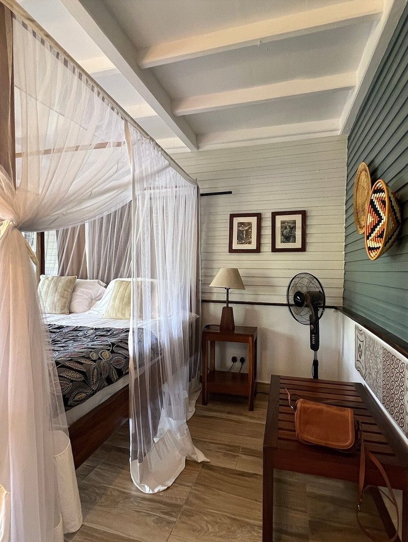 Zimmer innen mit Bett und Moskitonetz