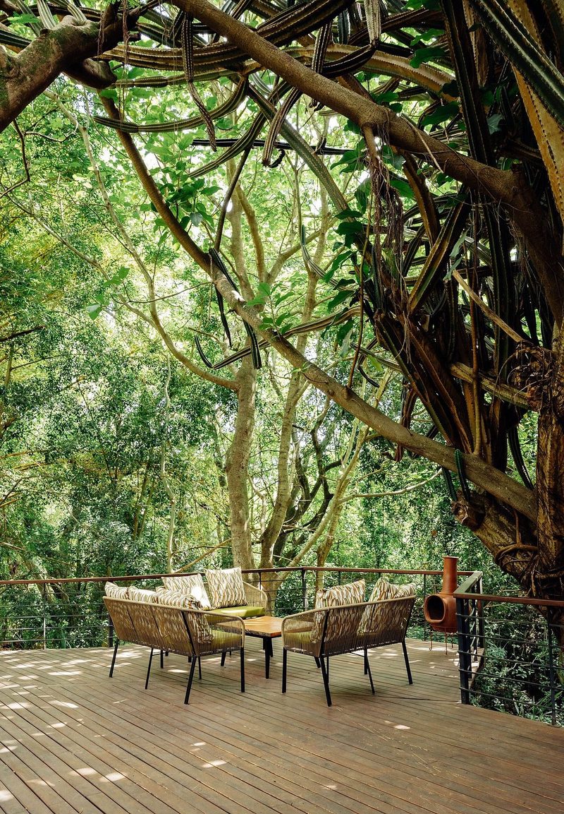 Überdachte Terrasse mit Sitzmöbeln im Wald
