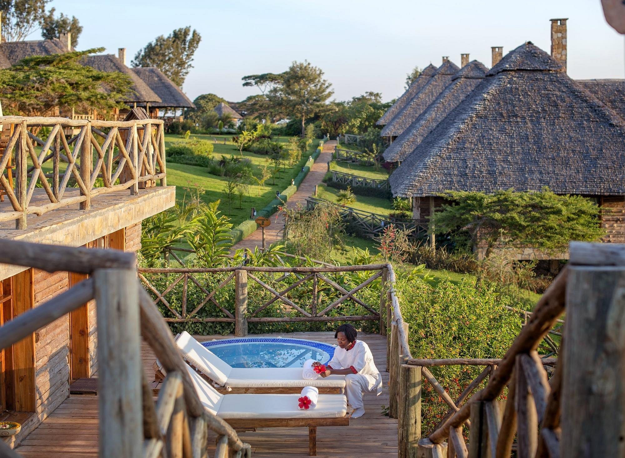 Terraza con jacuzzi y vistas sobre el complejo del lodge