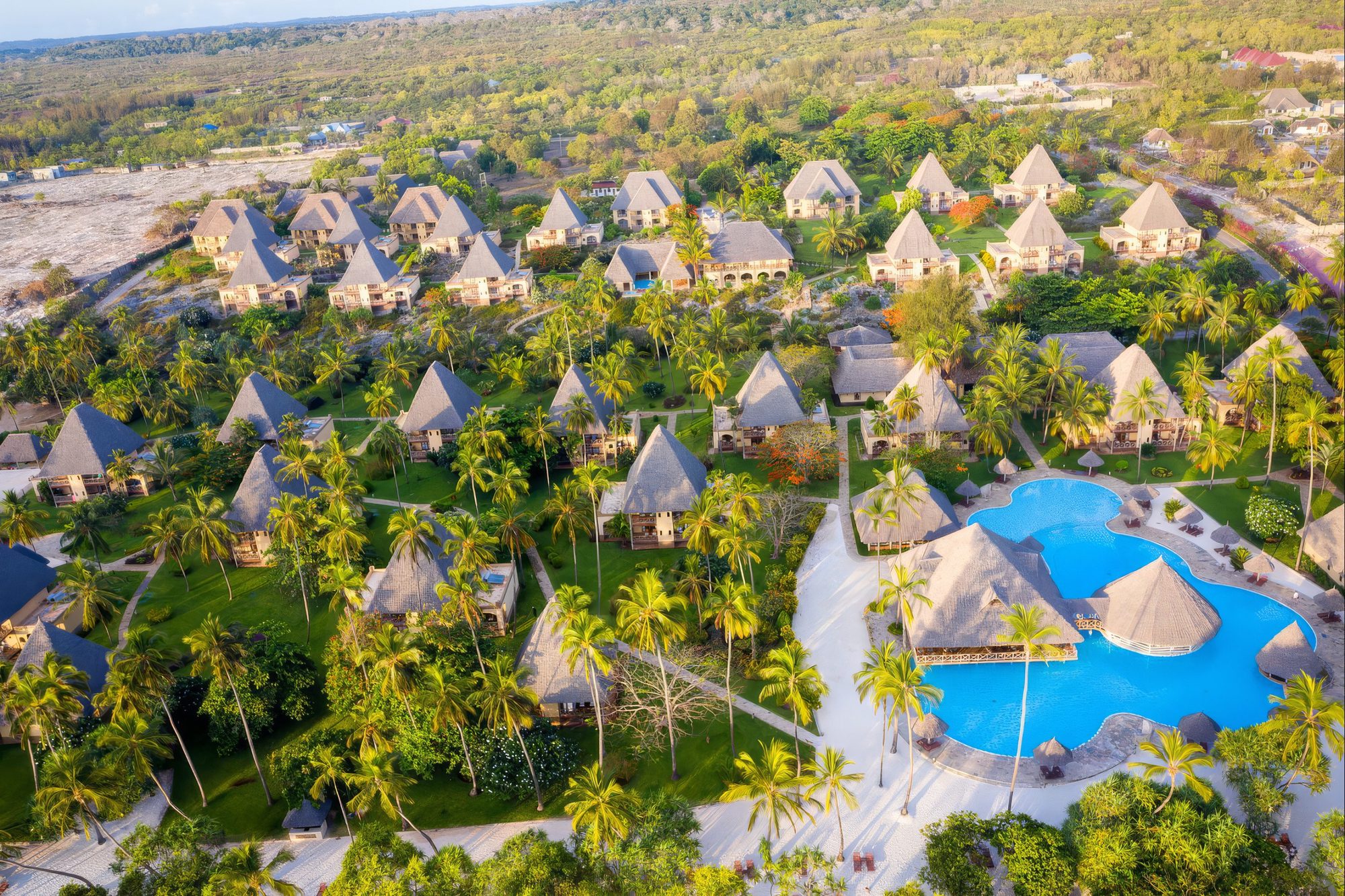 Complejo del Neptune Pwani Beach Resort & Spa con piscinas y palmeras