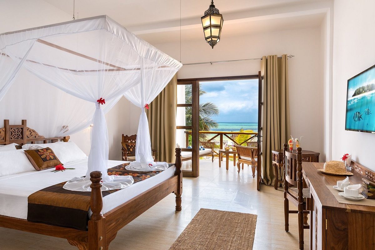 Zimmer innen mit Baldachinbett und Terrassenzugang