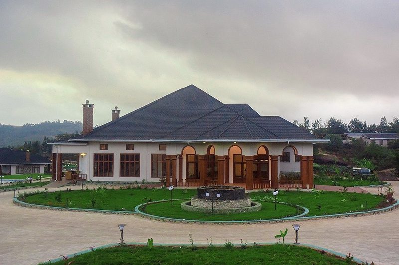 Edificio del lodge con jardín y camino circular