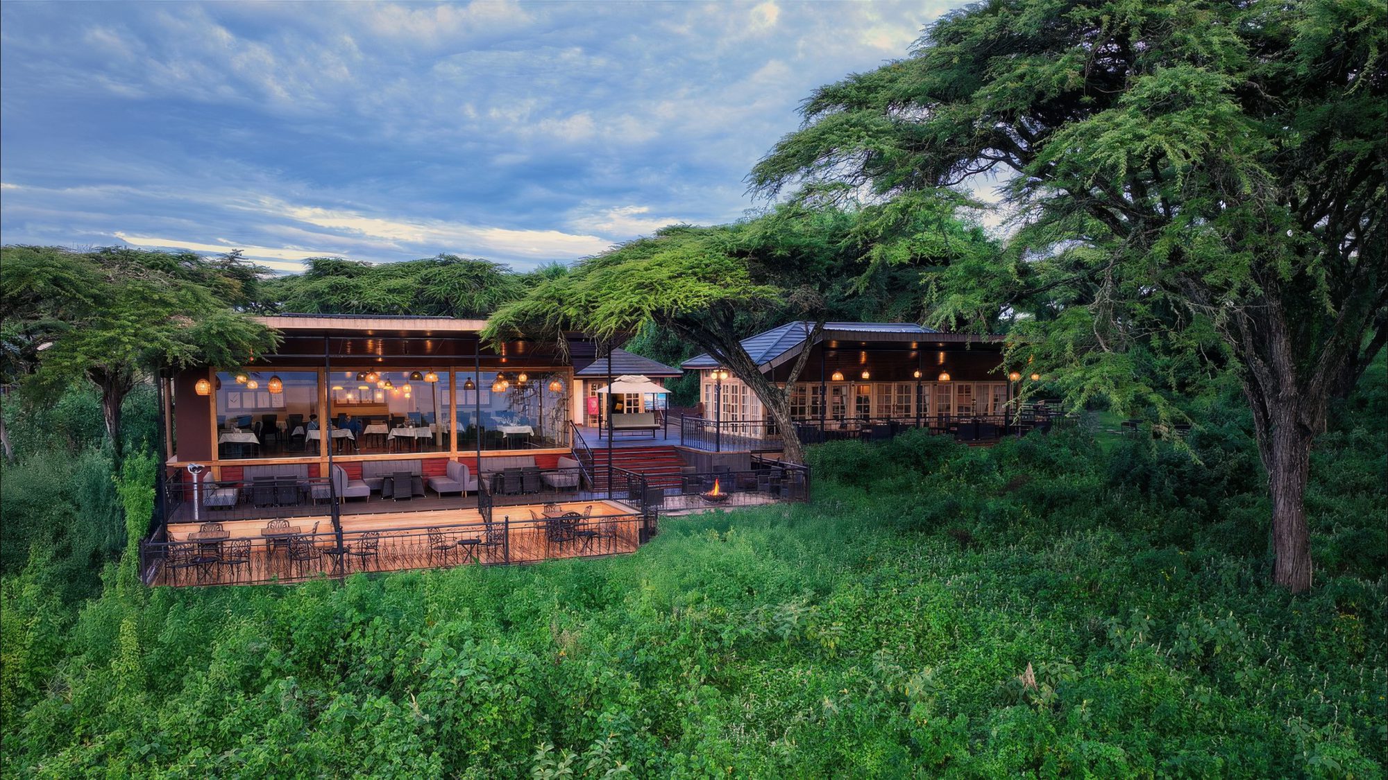 Beleuchtete Terrasse von Ngorongoro Lions Paw bei Dämmerung