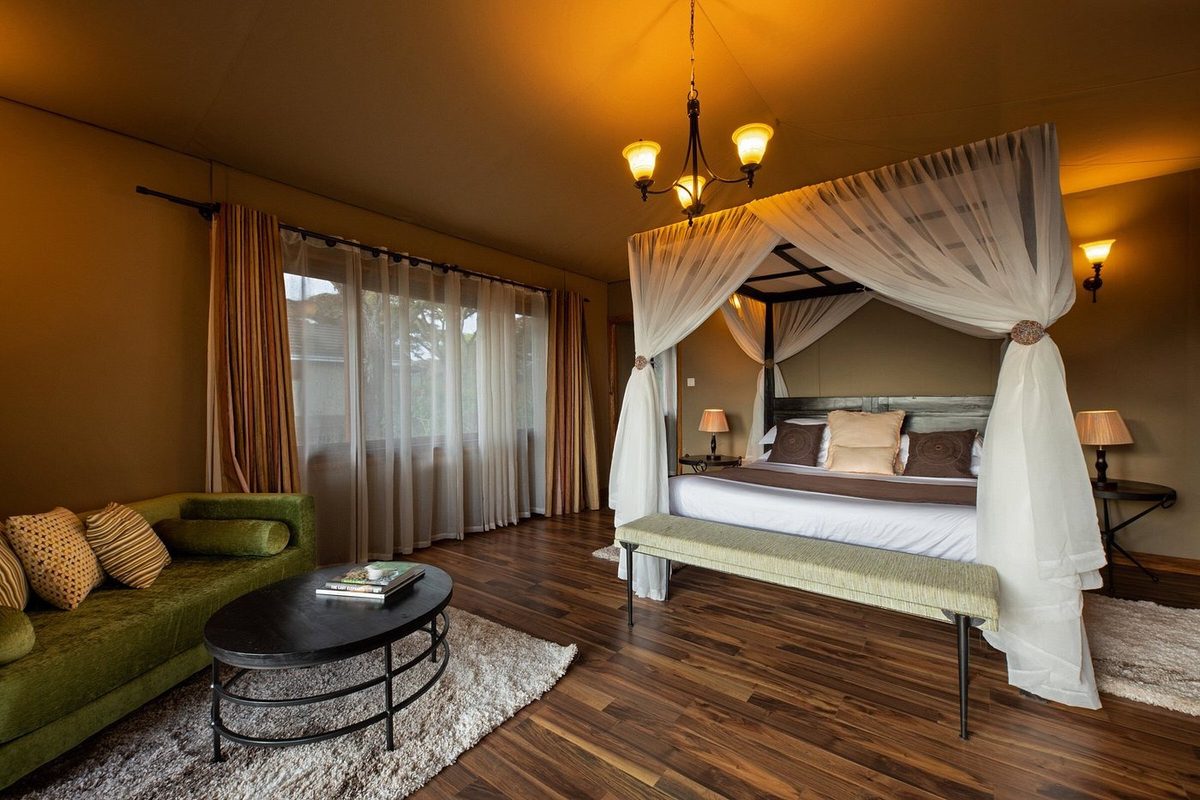 Wohnzimmer mit Sofa und Bett im Hintergrund