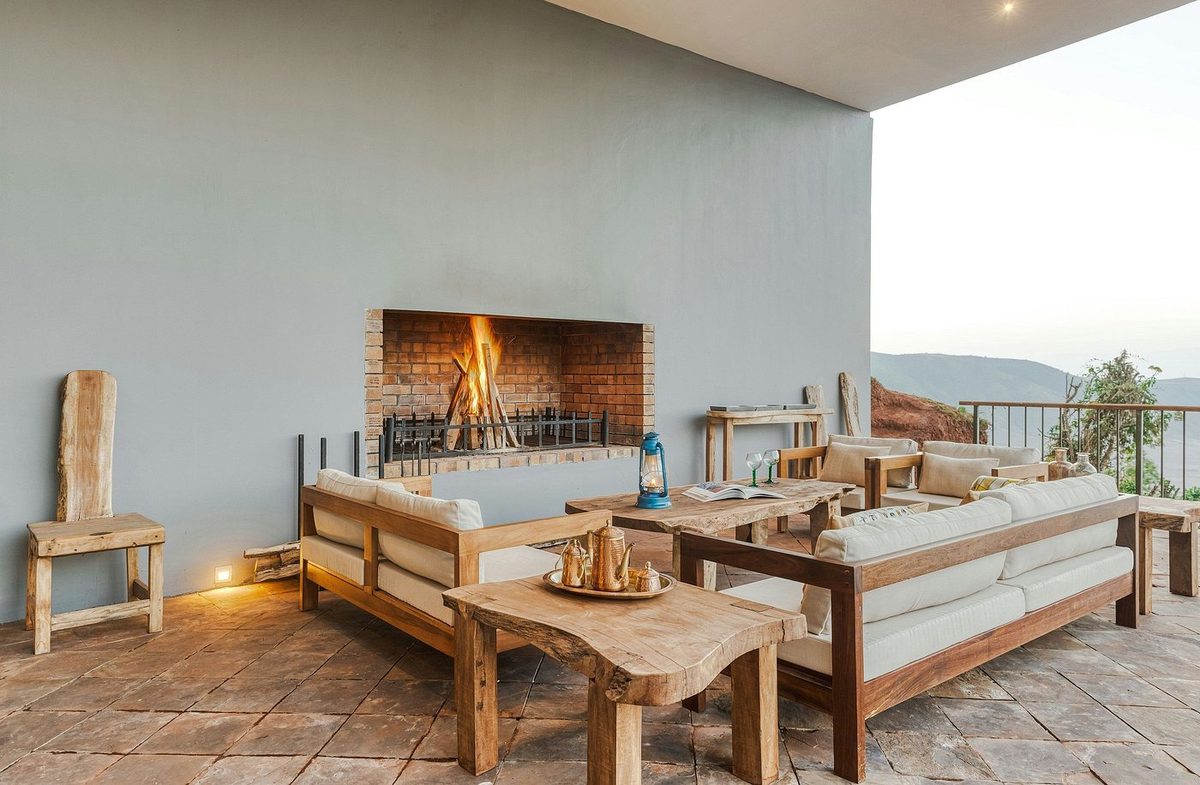 Salón interior con chimenea y asientos