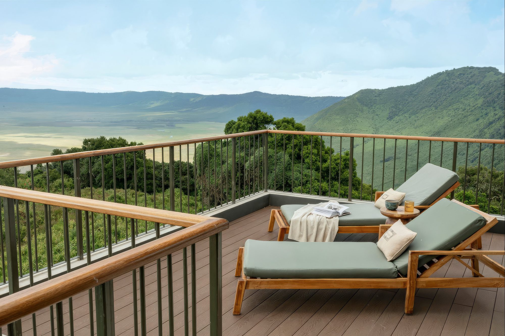 Terrasse der Ngorongoro Lodge Meliá Collection mit Blick in den Krater