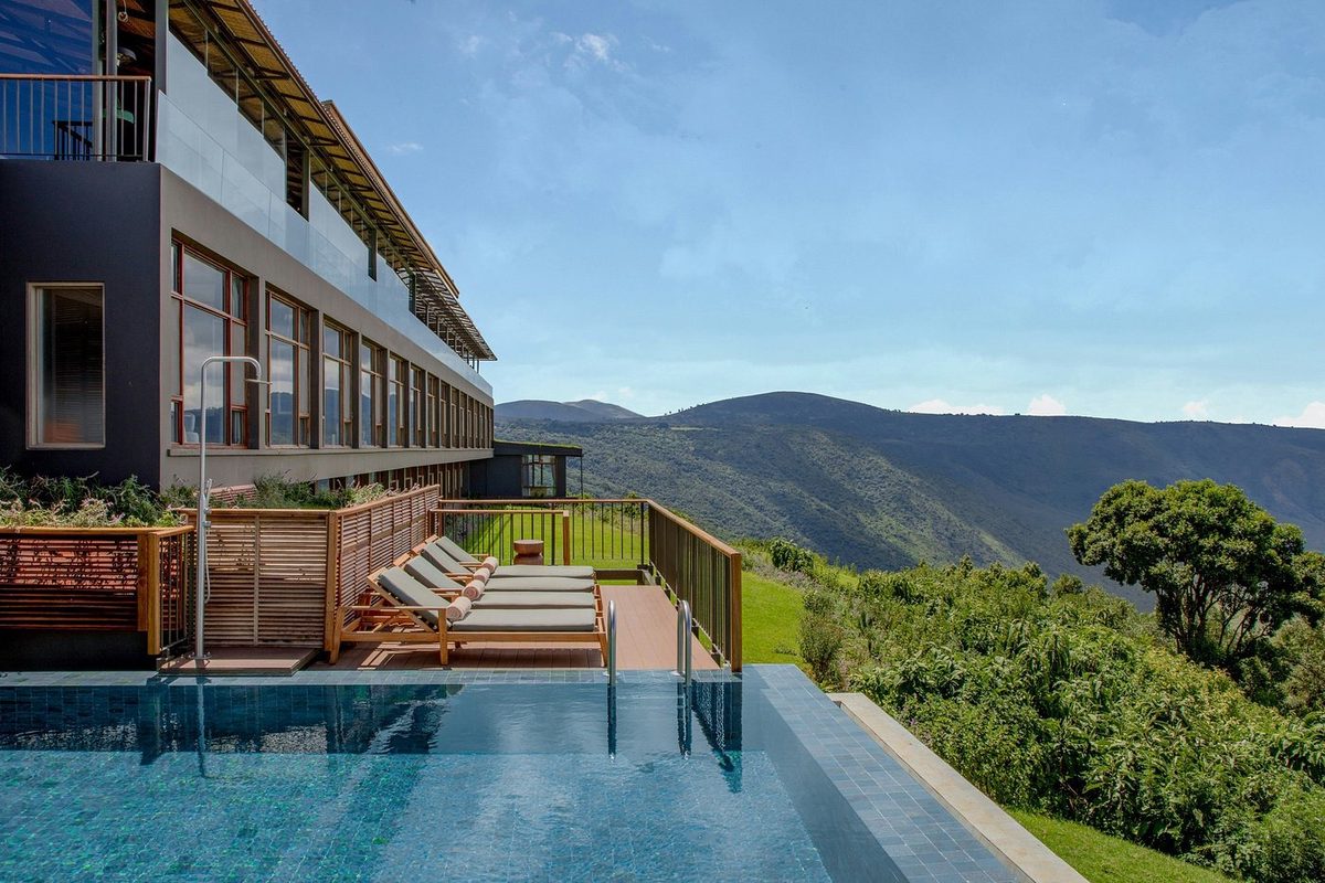 Edificio con piscina en la ladera y vistas a la montaña