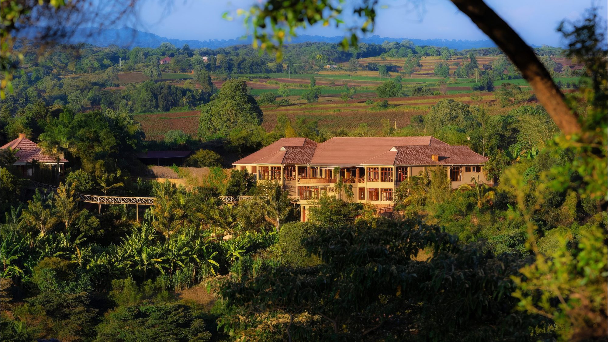 Ngorongoro Marera Mountain View Lodge in hügeliger Landschaft aus der Luft