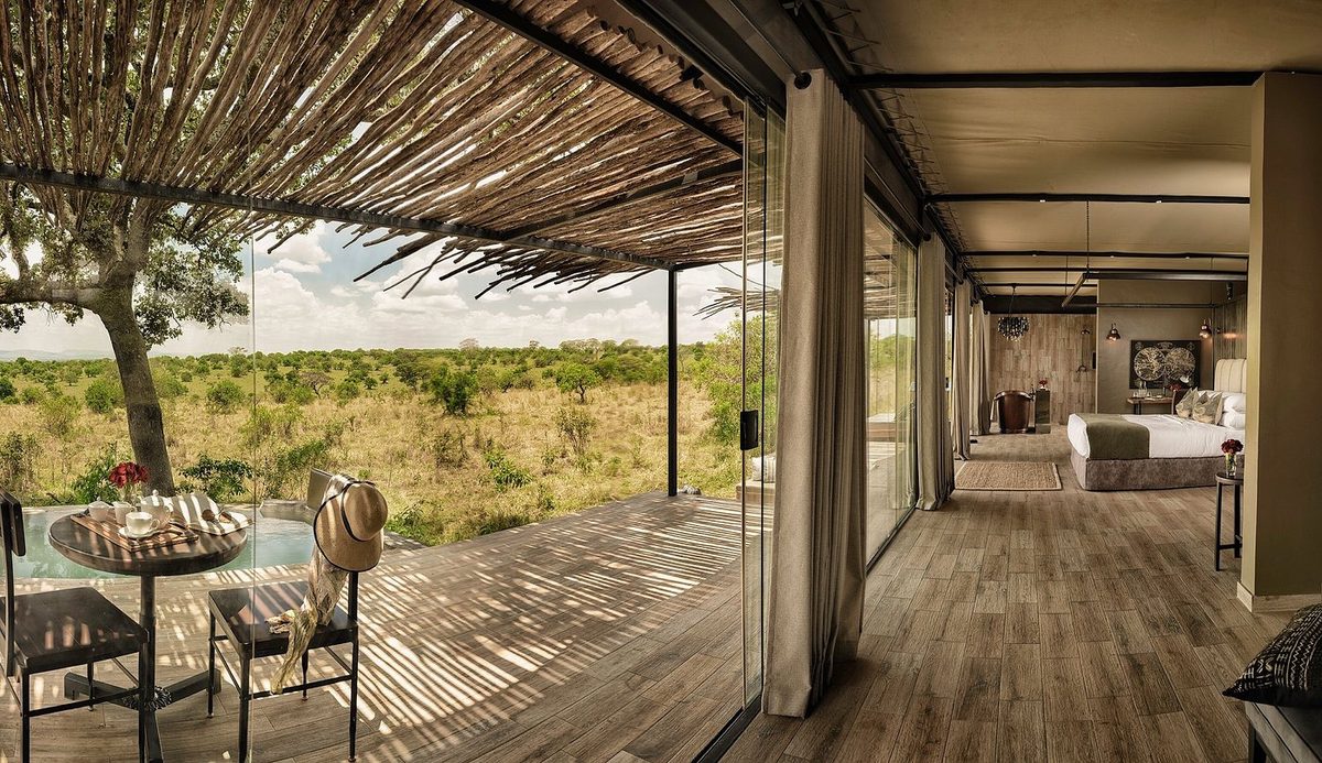 Überdachte Terrasse mit Bett, Sitzecke und Savannenblick