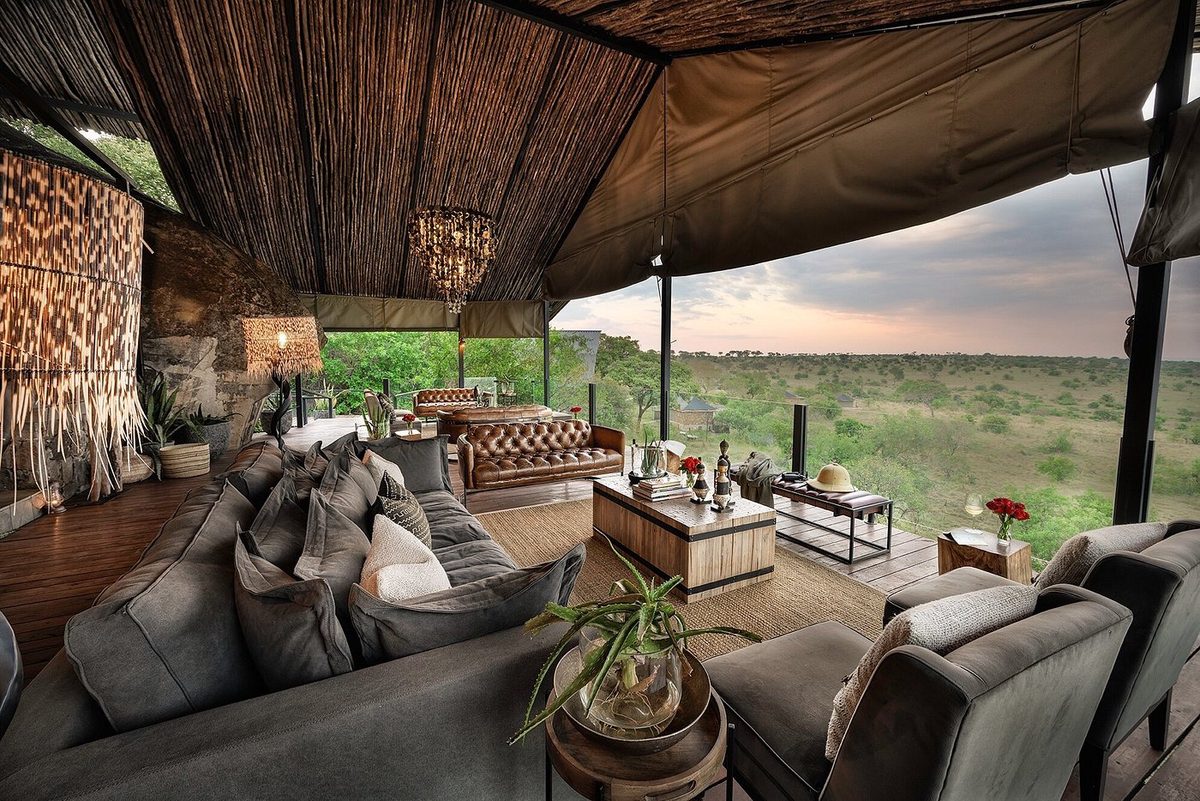 Lounge mit Sofas und Blick auf die Savanne